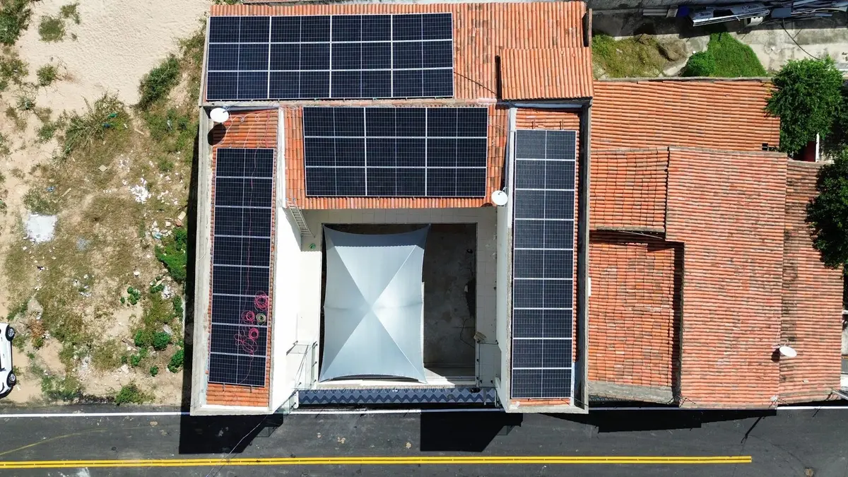 Vista aérea de painéis solares da WF Solar em telhado residencial, Alto do Rodrigues/RN