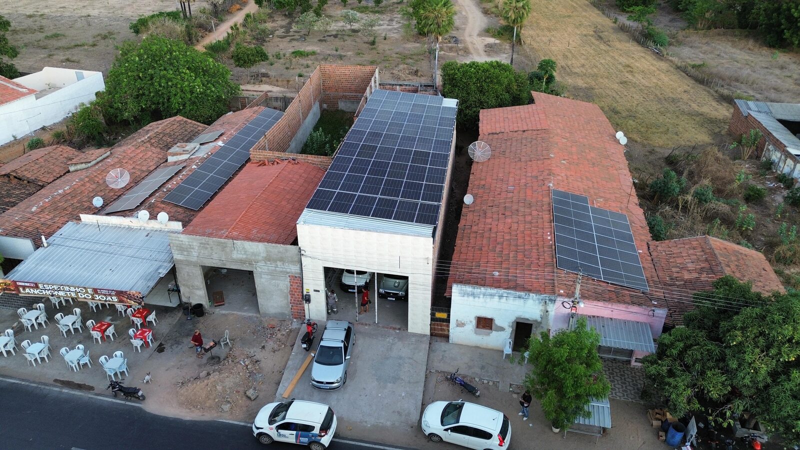 Vista aérea de sistema fotovoltaico da WF Solar em comércio, Ipanguaçu/RN