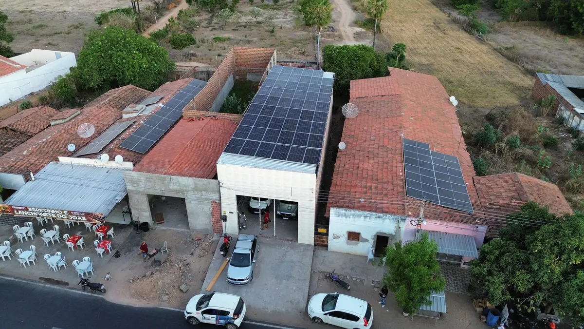 Vista aérea de sistema fotovoltaico da WF Solar em comércio, Ipanguaçu/RN