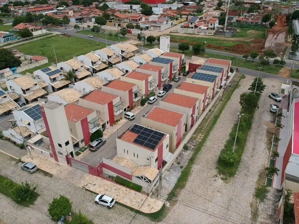 Vista aérea de sistema fotovoltaico da WF Solar em condomínio residencial no bairro Nova Betânia, Mossoró/RN