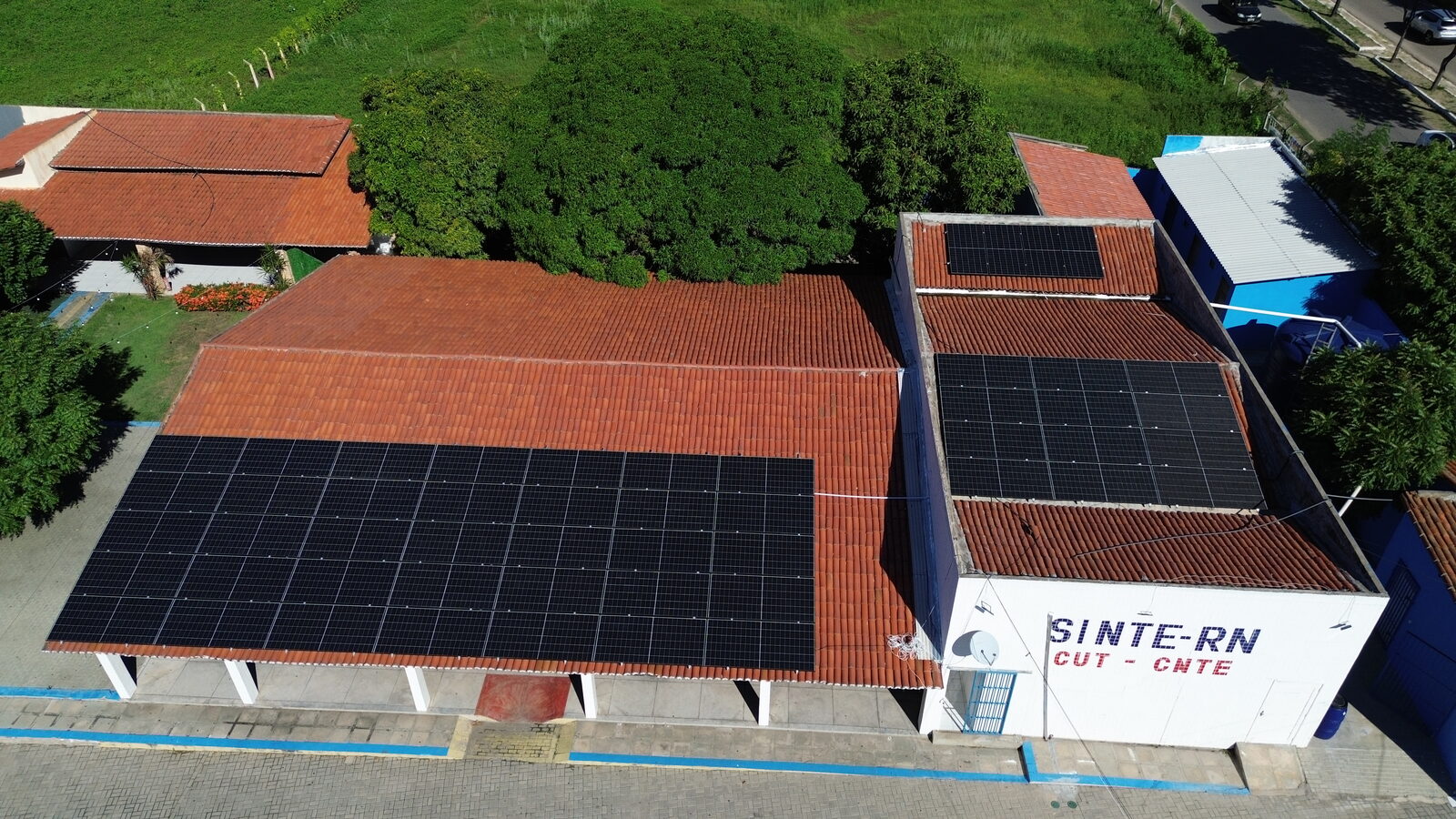 Vista aérea de sistema fotovoltaico da WF Solar no prédio do SINTE-RN, Mossoró/RN