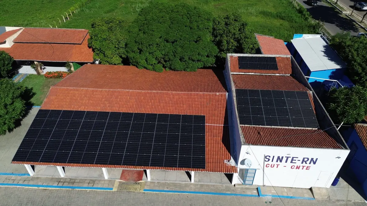 Sistema fotovoltaico instalado em telhado comercial
