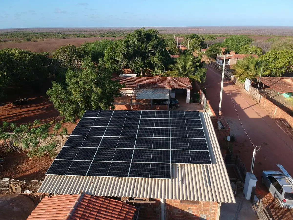 Usina solar montada em solo em propriedade rural