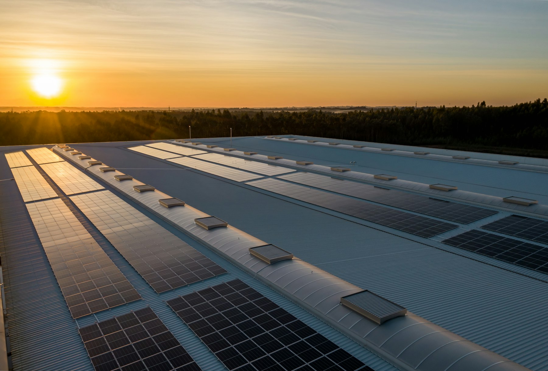 Sistema fotovoltaico instalado em telhado comercial