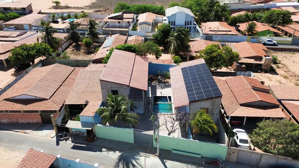 Vista aérea de sistema fotovoltaico da WF Solar em residência, Tibau/RN